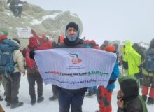 صعود کوهنورد کردستانی به قله دماوند با پیام «پیشگیری از خشونت»